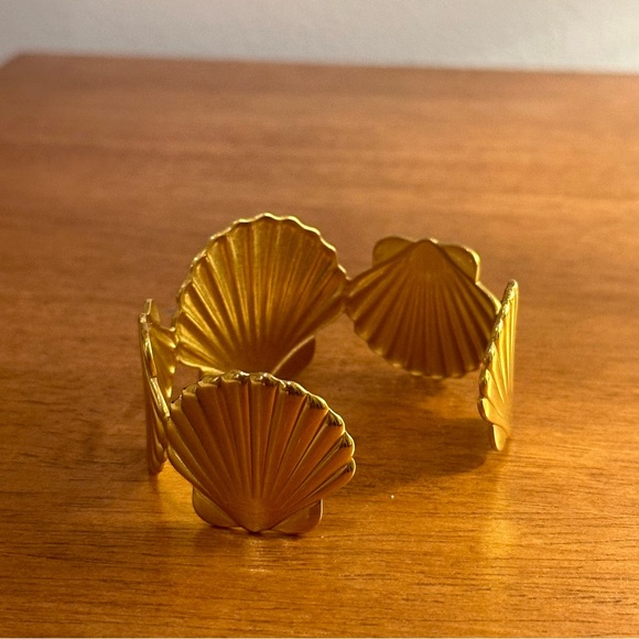 petit moments gold shell cuff bracelet - Picture 5 of 6